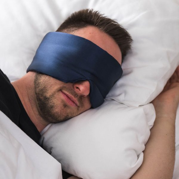 Uomo che Dorme Pacificamente con la Deep Sleep Mask