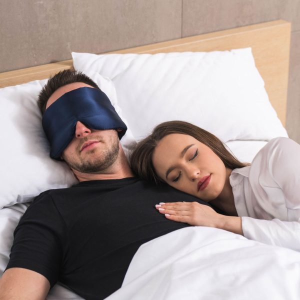 Uomo e Donna Dormono Pacificamente con la Deep Sleep Mask